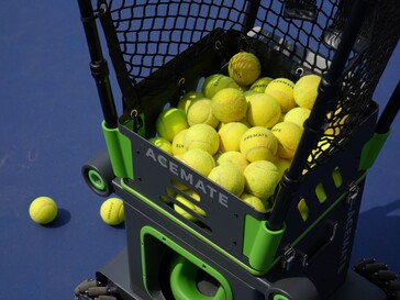 Acemate S10 Pro tenis robotu, 100 adede kadar top taşıyabilir.