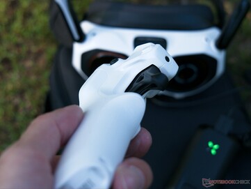 Sistem, drone, gözlük ve uzaktan kumandadan oluşur.