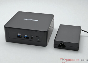 Geekom Mini IT15 güç kaynağı ünitesi ile (19 V; 6,32 A)