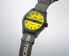 Sarı kadranı, Honda logosunu ve üzerine oyulmuş kurma kolunu öne çıkaran Seiko 5 Sports Field x Honda Motocompo Sınırlı Sürüm modelinin yakın çekim görüntüsü.