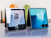 Galaxy Z Flip 7 (sağda), Galaxy Z Flip 6’dan (solda) daha büyük bir kapak ekranına sahipti.
