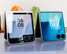 Galaxy Z Flip 7 (sağda), Galaxy Z Flip 6’dan (solda) daha büyük bir kapak ekranına sahipti.