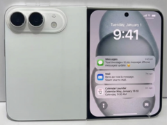Katlanabilir iPhone Ultra'nın beyaz renkli bir tasarım modeli.