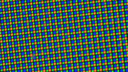 OLED ekran, bir kırmızı, bir mavi ve iki yeşil ışık diyotundan oluşan bir RGGB alt piksel matrisi kullanır.