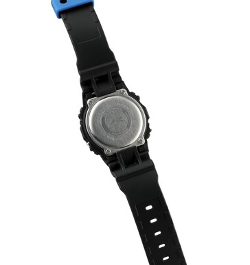 Casio G-Shock DW5600TT25-1'in kazınmış kasa arkasını gösteren arka görünümü.