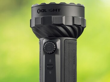 Olight Marauder 3, bir döner kadran ve ışık modu anahtarı ile kontrol edilir.