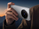 X500 Pro Max, 200 MP'lik bir telefoto sensöre sahiptir. Resimde: telefonun arka yüzünü gösteren bir tanıtım fotoğrafı.