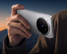 X500 Pro Max, 200 MP'lik bir telefoto sensöre sahiptir. Resimde: telefonun arka yüzünü gösteren bir tanıtım fotoğrafı.