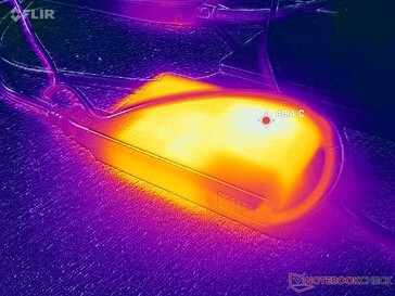 AC adaptörü, yüksek yük altında çalışırken 50 °C'ye ulaşır