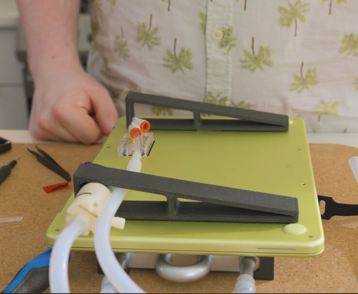 DIY sıvı soğutma için harici pompa ve hortum kurulumuna sahip modifiye MacBook Neo