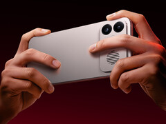 Redmi K90 Max'i (resimde) tutarken soğutma fanı deliklerini tıkamamak zor olurdu