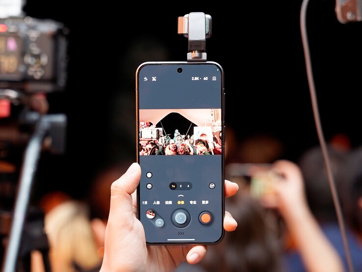 Honor Robot Telefon 200MP ultra yüksek çözünürlüklü birincil sensöre sahiptir.