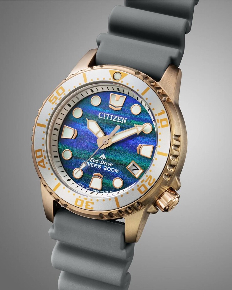 Tek yönlü çerçevede net dakika işaretleri ve saat 12 yönünde ışıklı bir pip bulunur.