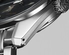 Grand Seiko SBGA531 modelinin yandan görünümü; 40 mm paslanmaz çelik kasası, kurma kolu ve cilalı ile fırçalanmış yüzeyleri görülmektedir.