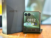 Dış ekran Razr Ultra 2026 modelinden alınmıştır; diğer alanlarda ise Razr Plus 2026, fiyatı daha düşük tutmak için bazı özelliklerden ödün vermektedir.