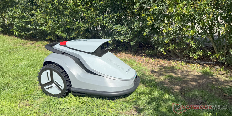 TerraMow V1000 robotik çim biçme makinesi iş başında