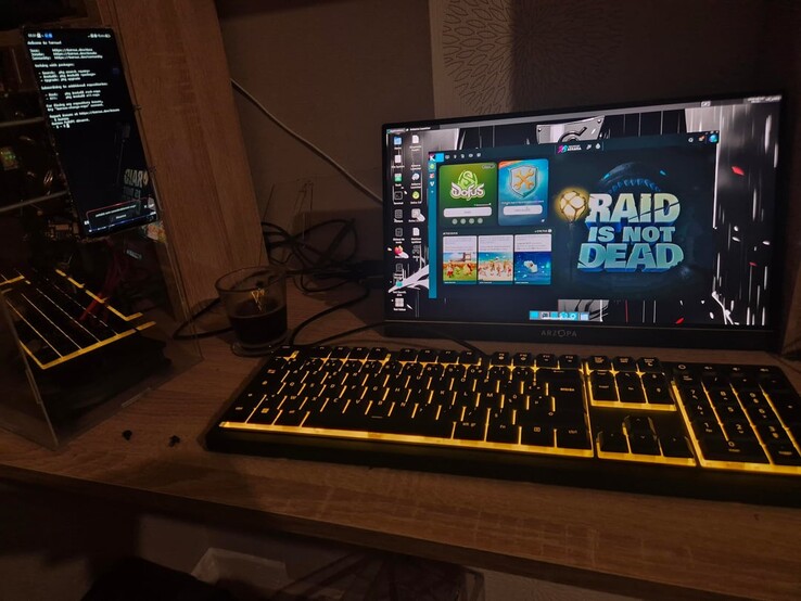 XFCE4 masaüstü ortamını çalıştıran modifiye edilmiş Z70 Ultra