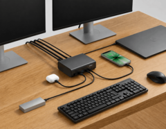 Bir masaüstü kurulumunda dizüstü bilgisayara, çift monitöre ve diğer çevre birimlerine bağlı Belkin 12'si 1 arada dock