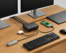 Bir masaüstü kurulumunda dizüstü bilgisayara, çift monitöre ve diğer çevre birimlerine bağlı Belkin 12'si 1 arada dock