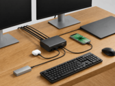 Bir masaüstü kurulumunda dizüstü bilgisayara, çift monitöre ve diğer çevre birimlerine bağlı Belkin 12'si 1 arada dock