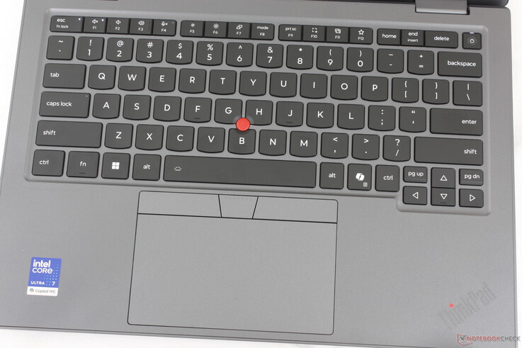 1,5 mm tuş hareket mesafesine sahip rahat bir klavye ve ThinkPad X1 2-in-1 10. Nesil modeline kıyasla biraz daha büyük bir tıklama yüzeyi (12 x 6,5 cm’ye karşı 12 x 5,6 cm)