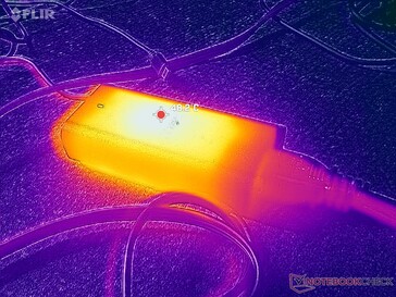 AC adaptörü, yüksek yük altında çalışırken 48 °C'nin üzerine çıkar.