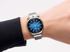 Beyaz arka plan önünde bir bilekte takılı, mavi geçişli kadrana ve paslanmaz çelik bileziğe sahip bir Citizen Tsuno Chronograph.