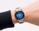Beyaz arka plan önünde bir bilekte takılı, mavi geçişli kadrana ve paslanmaz çelik bileziğe sahip bir Citizen Tsuno Chronograph.