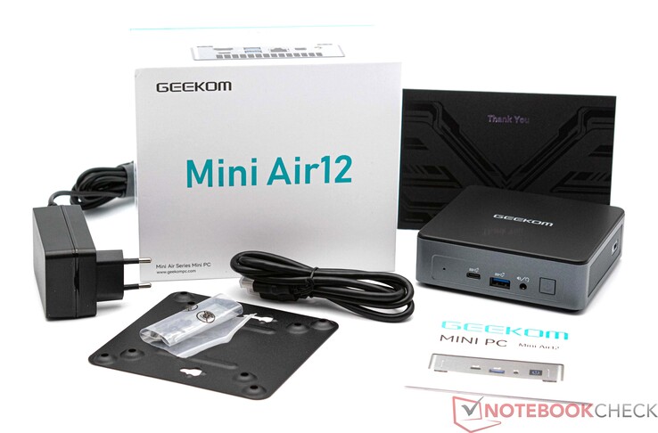 Geekom MiniAir 12 aksesuarlarıyla birlikte