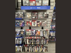 Fiziksel PS3 oyunlarıyla dolu bir GameStop reyonu