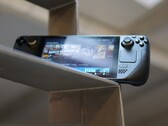 Burada görülen Steam Deck'in halefi olan Valve Steam Deck 2'nin 2027'de piyasaya çıkması pek olası değil.