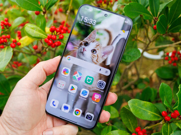 Bulutlu bir gökyüzü altında açık havada