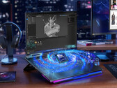 Legion 9 18IAX10, 240 Hz ekran ve 400 W güç adaptörüyle desteklenen 99 Wh bataryadan yararlanır.