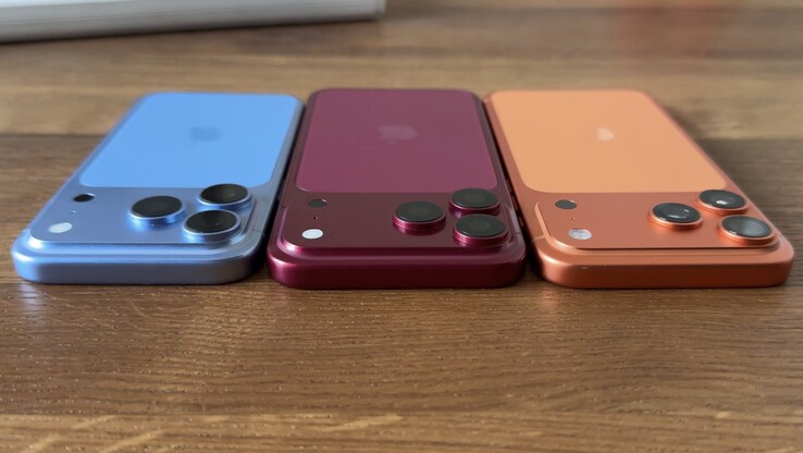 iPhone 18 Pro Max prototipi ile iPhone 17 Pro Max arasında yapılan doğrudan karşılaştırmada, daha kalın kamera modülü dikkat çekiyor.