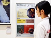 LG'nin en yeni E-Ink ekranı, Qi2 güç bankası aracılığıyla manyetik olarak şarj edilebiliyor.