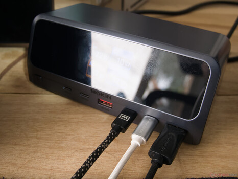 MOKiN USB-C bağlantı istasyonunun ekranı, parmak izi ve yansıma tutucu bir yüzeydir