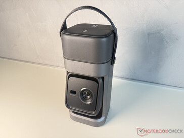 Altta ayarlanabilir projeksiyon ünitesi, üstte iki adet çıkarılabilir stereo hoparlör