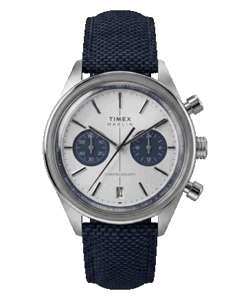 Timex Marlin Jet Chronograph TW2Y89900, gümüş-beyaz içbükey kadran, lacivert kronograf alt kadranları, saat 6 konumunda tarih penceresi ve lacivert kumaş kayışa sahiptir.