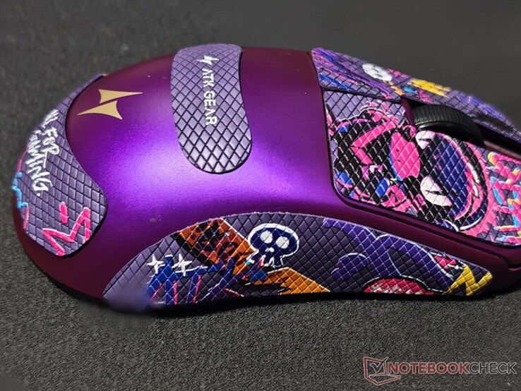 Çıkartmalarla tamamen süslenmiş