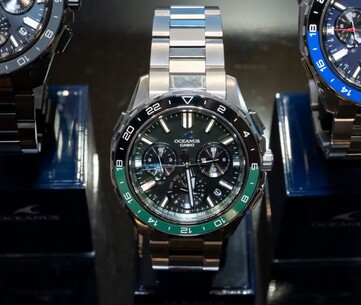 Casio Oceanus OCW-P3000 yeşil saatin önden görünümü; saat, yeşil ve siyah renkli bir kadrana ve iki tonlu seramik bir çerçeveye sahiptir.