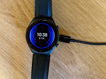 Xiaomi Watch S1, Qi standardı aracılığıyla kablosuz olarak şarj olur.
