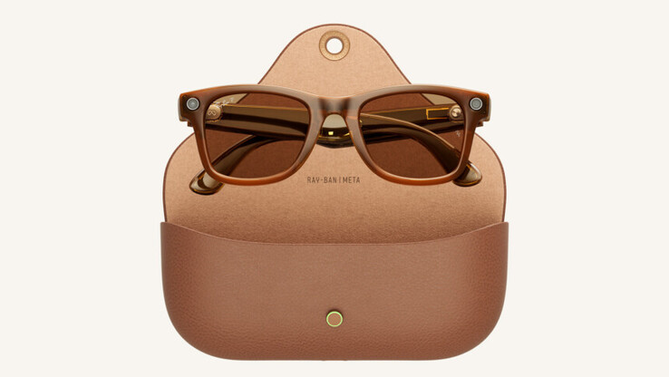 Ray-Ban Meta Wayfarer akıllı gözlük ve şarj kutusu.