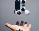 PS6’nın DualSense 2’si, burada resmedilen orijinal DualSense’in şeklini koruyabilir olsa da, Sony yeni kapasitif kontrol düğmelerini test ediyor olabilir.