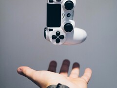 PS6’nın DualSense 2’si, burada resmedilen orijinal DualSense’in şeklini koruyabilir olsa da, Sony yeni kapasitif kontrol düğmelerini test ediyor olabilir.