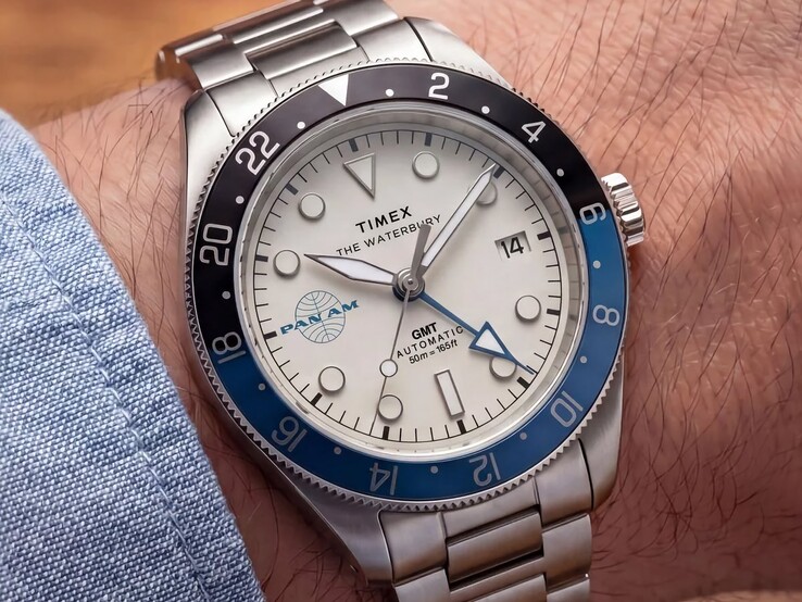 Bir bilekte gösterilen Timex Pan Am Waterbury Otomatik GMT saat
