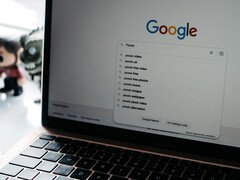 Tarayıcı penceresi açık ve ekranda Google ana sayfası görünen bir dizüstü bilgisayar