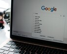 Tarayıcı penceresi açık ve ekranda Google ana sayfası görünen bir dizüstü bilgisayar