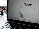 Tarayıcı penceresi açık ve ekranda Google ana sayfası görünen bir dizüstü bilgisayar
