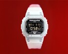 Casio G-Shock DW-5600TNT-7 x thisisneverthat modeli saat, kırmızı zemin üzerine yarı saydam reçine kasa ve kayışa sahiptir.