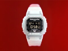 Casio G-Shock DW-5600TNT-7 x thisisneverthat modeli saat, kırmızı zemin üzerine yarı saydam reçine kasa ve kayışa sahiptir.